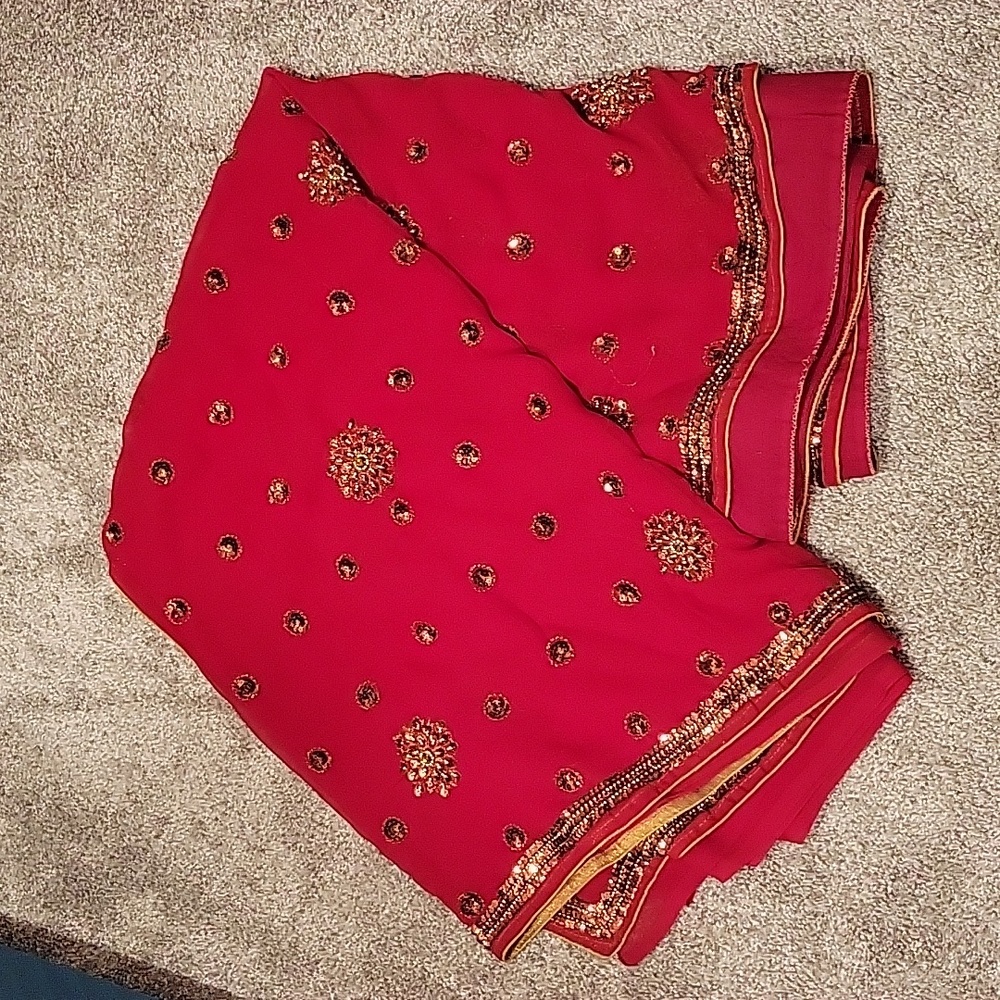 🌟 "Ready in Style – Georgette Saree with Matching Blouse Included"